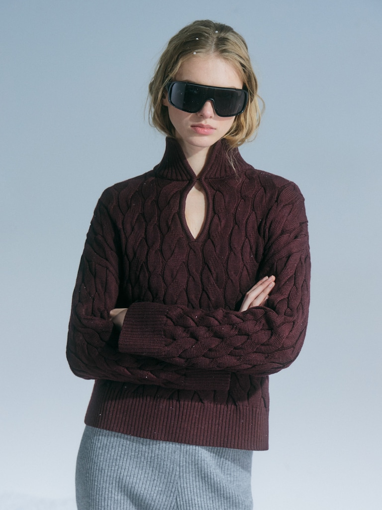 Свитер вязки косами с каплевидным вырезом