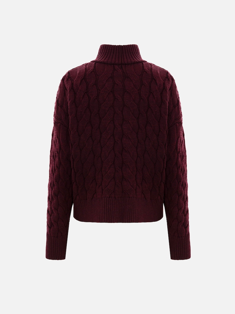 Свитер вязки косами с каплевидным вырезом