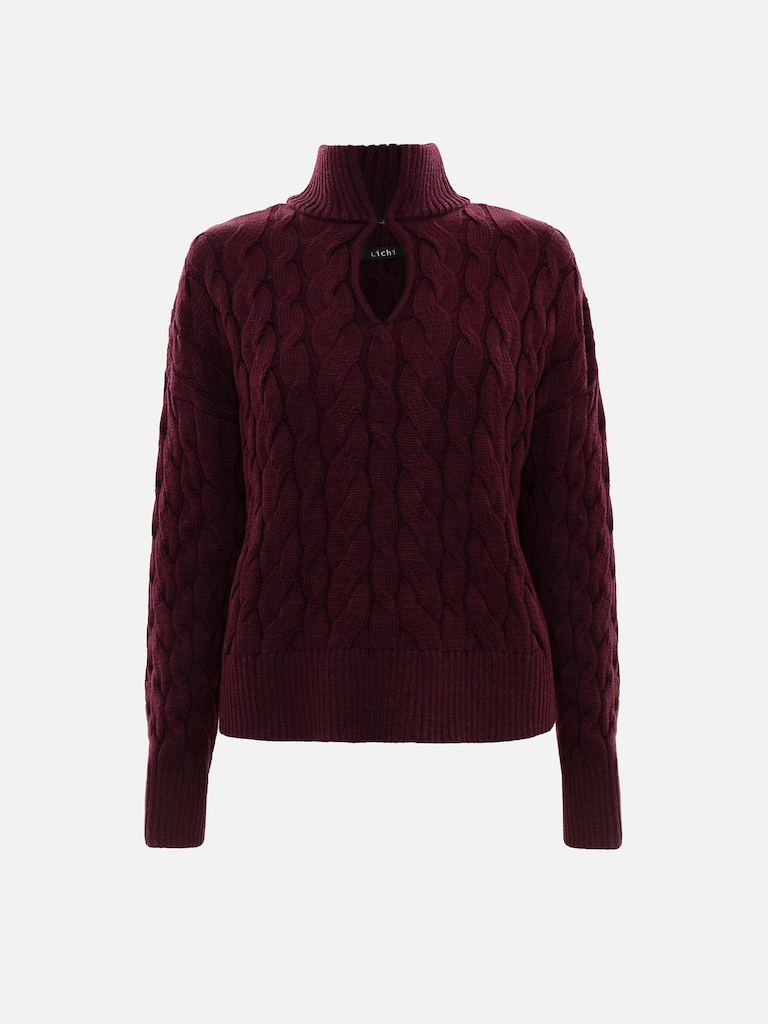 Свитер вязки косами с каплевидным вырезом