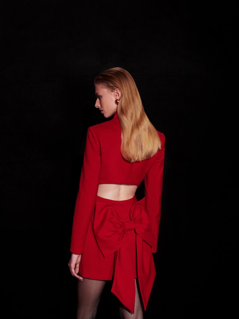 Fitted mini dress with a voluminous bow at the back