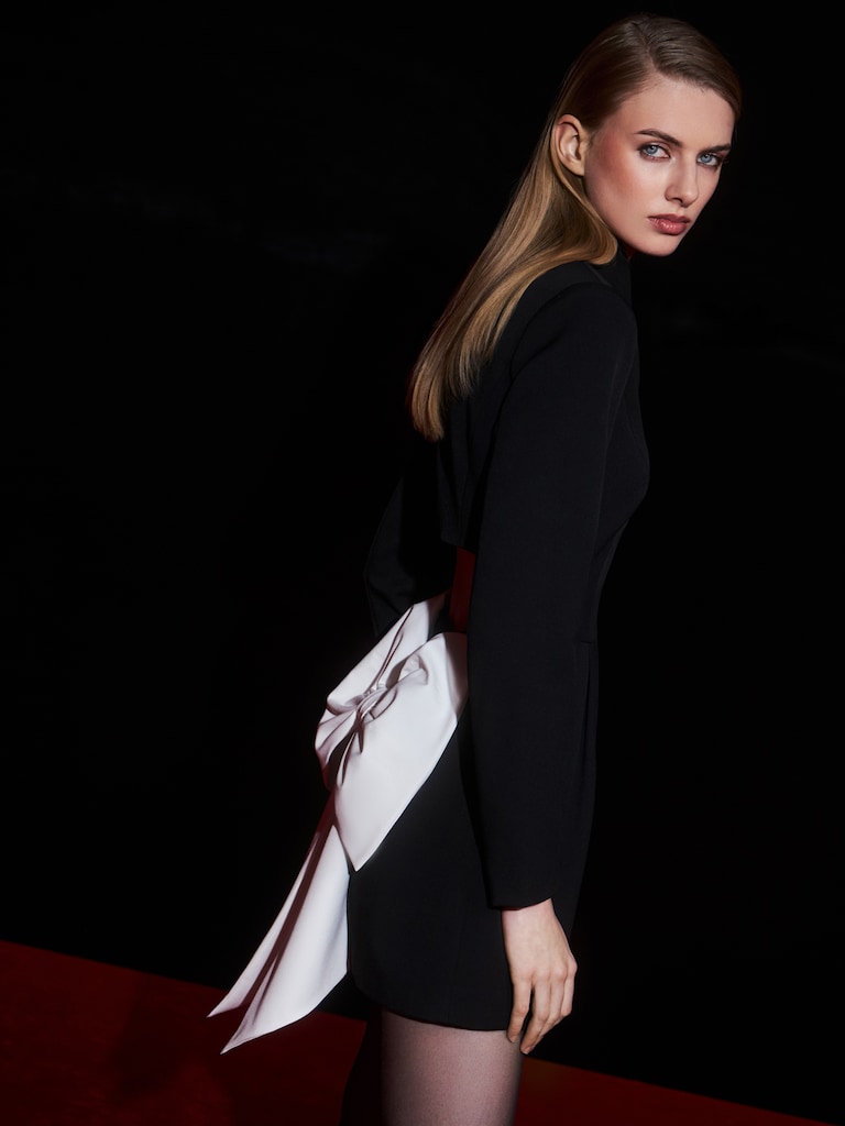 Платье мини приталенного силуэта с контрастным бантом на спинке