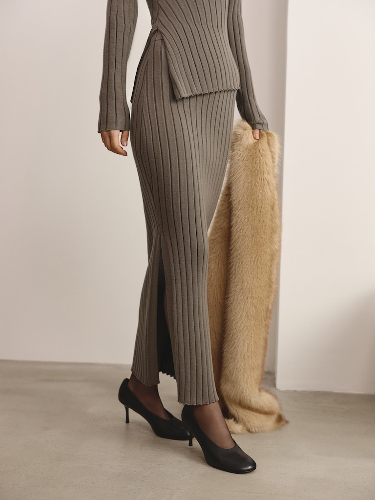 Straight maxi skirt with a side slit