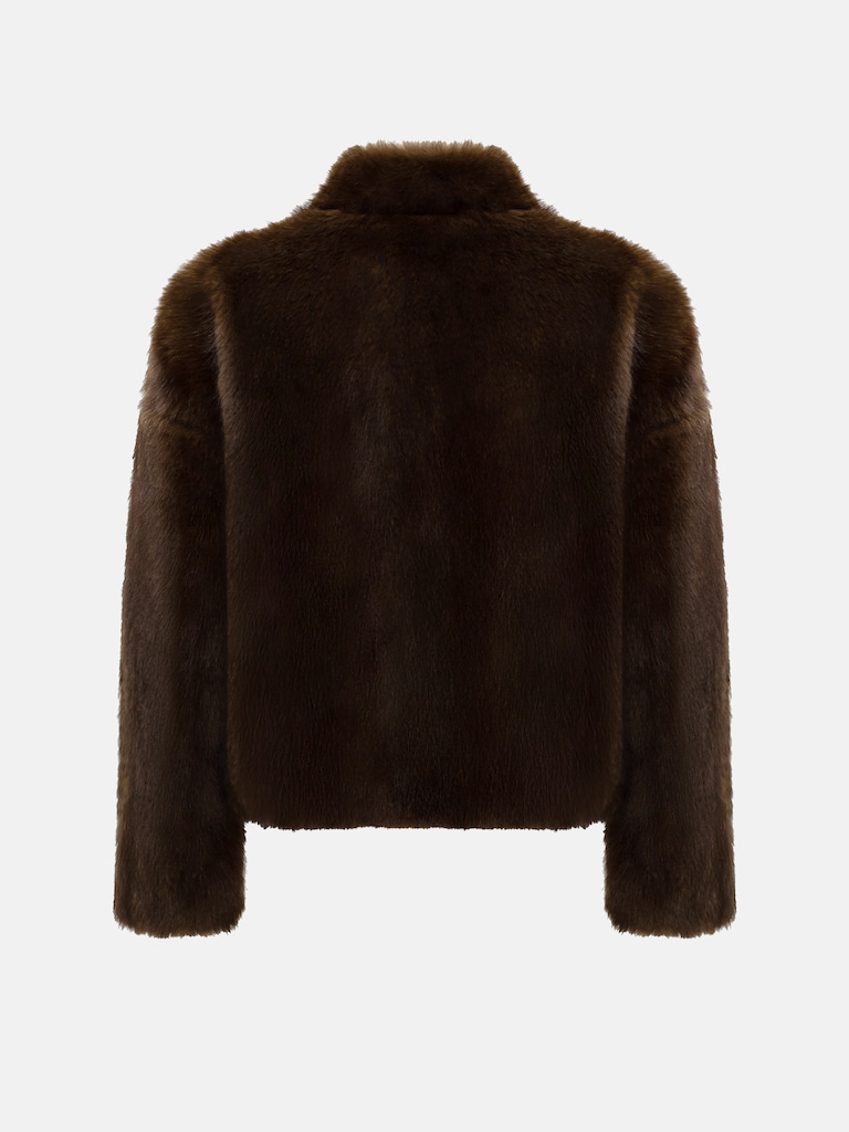 Manteau court en éco-fourrure avec fermeture zippée et col montant