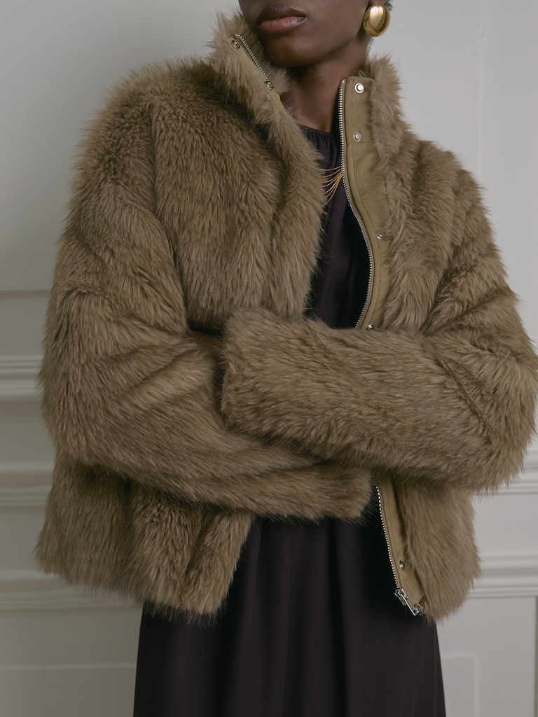 Manteau court en éco-fourrure avec fermeture zippée et col montant