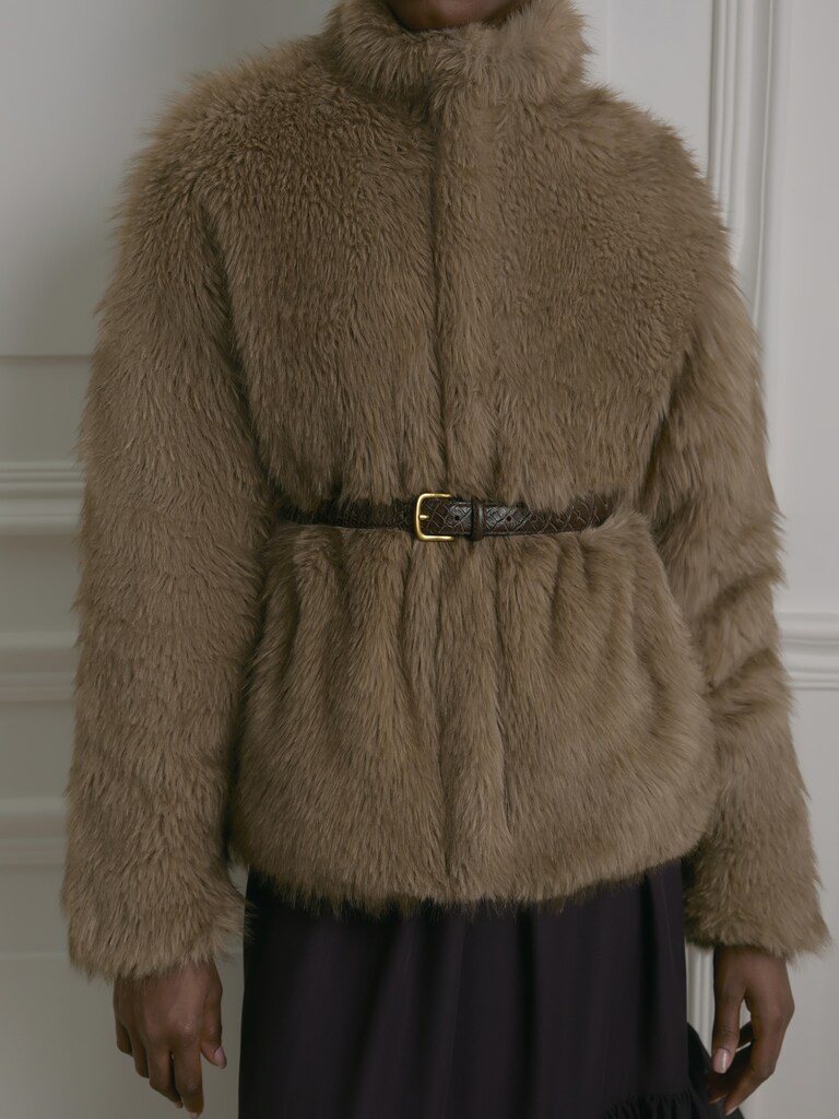 Короткая экошуба на молнии с воротником-стойкой