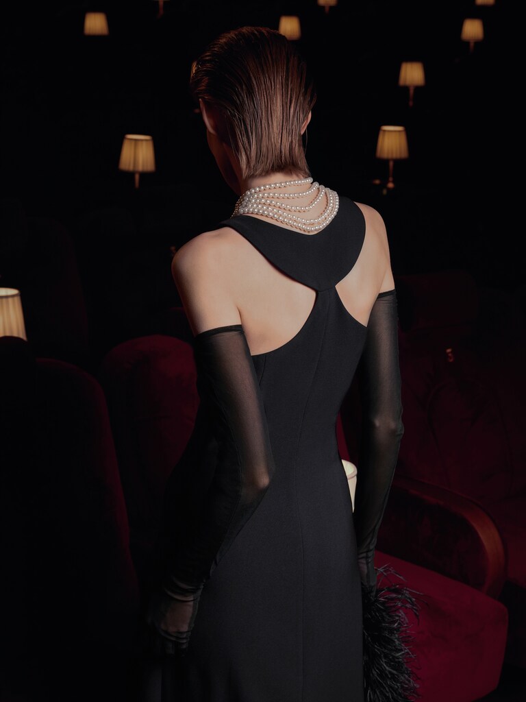 Maxi dress with cut-outs on the back and pearl necklace