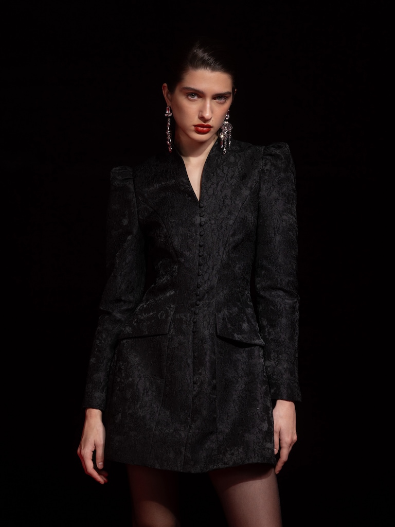 Приталенное платье мини из жаккарда с подчеркнутыми плечами