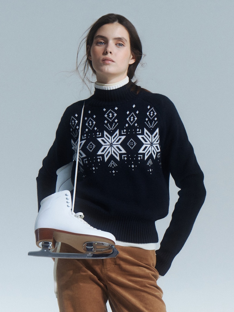 Свободный свитер с контрастным орнаментом