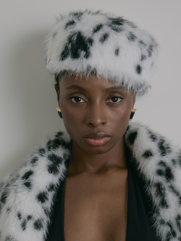 Шапка из пятнистого экомеха