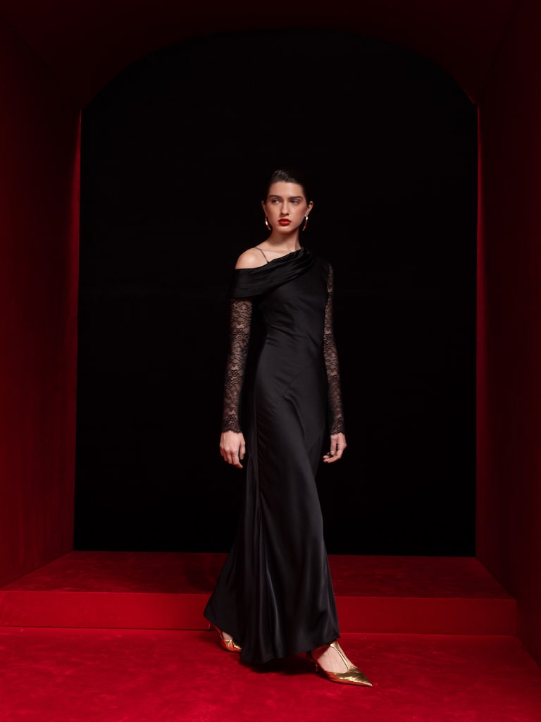 One-shoulder maxi dress with lace sleeves