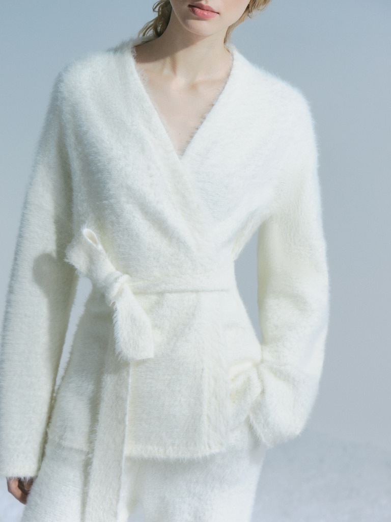 Кардиган на запах с поясом из пушистого трикотажа