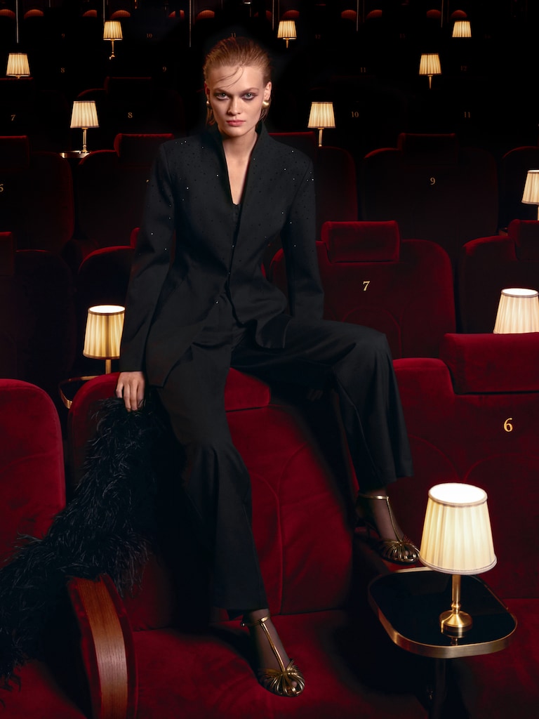 Taillierte Jacke mit Strasssteinen