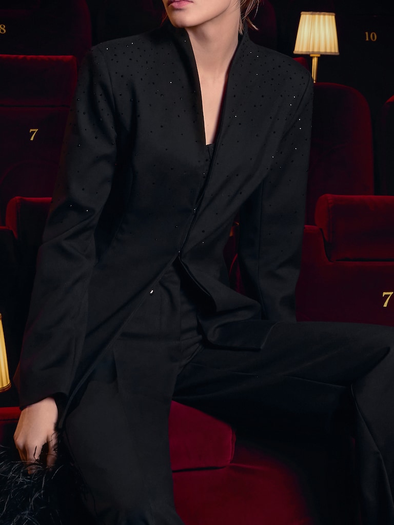 Taillierte Jacke mit Strasssteinen