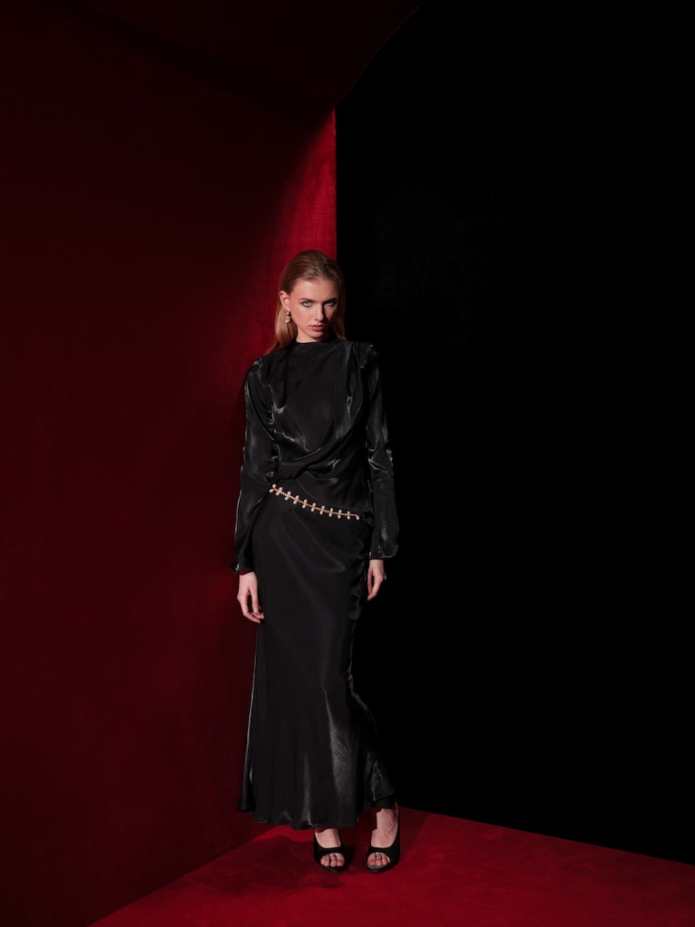 Jupe longue évasée en tissu brillant