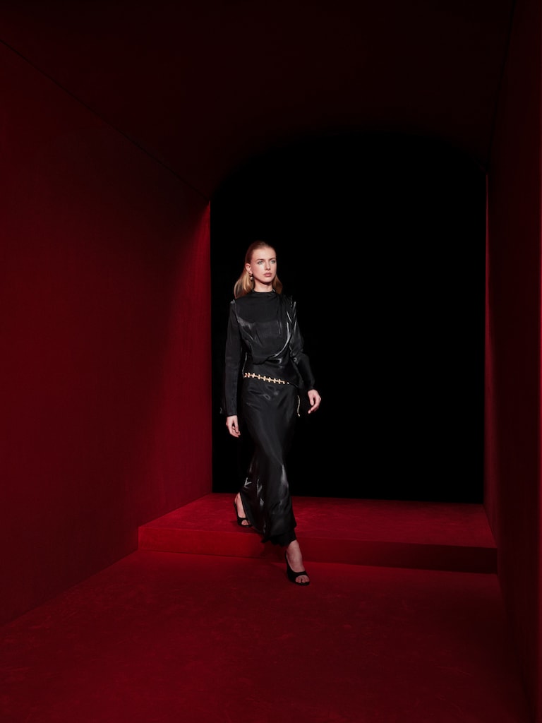 Jupe longue évasée en tissu brillant