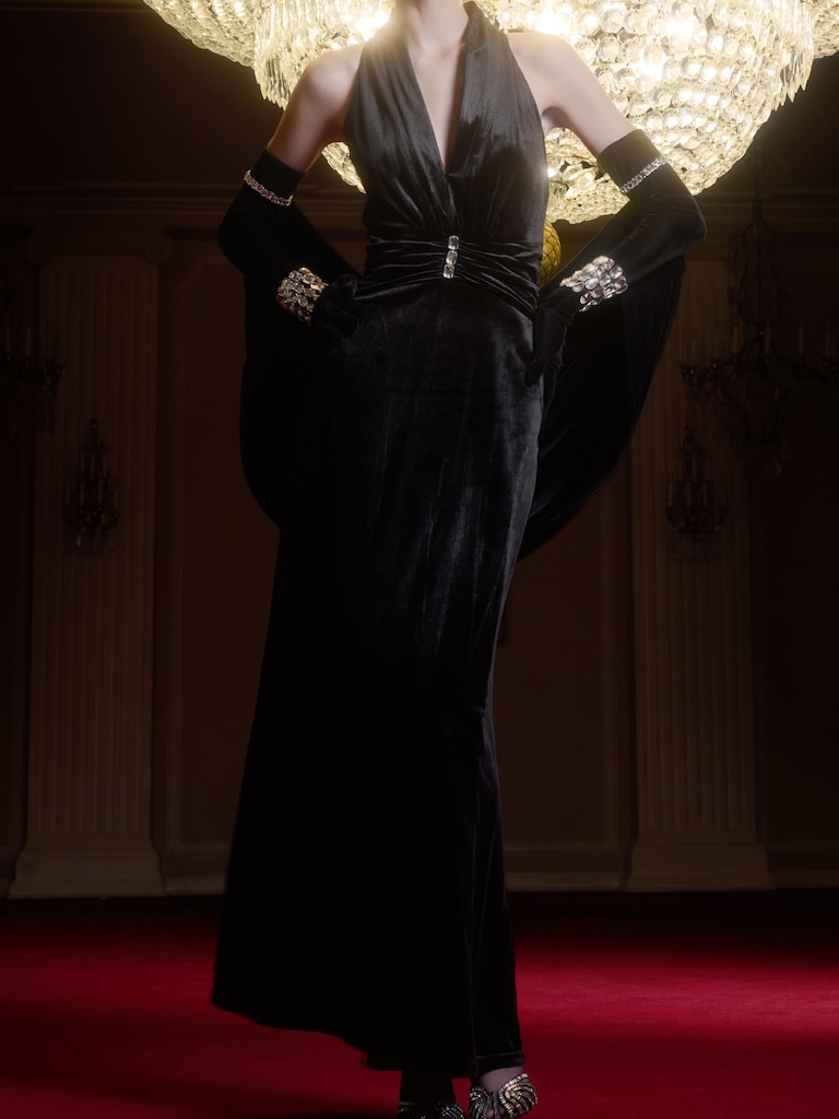 Maxikleid aus Samt mit großem Kristalldekor