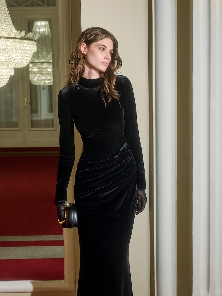 Бархатное платье макси с длинными рукавами