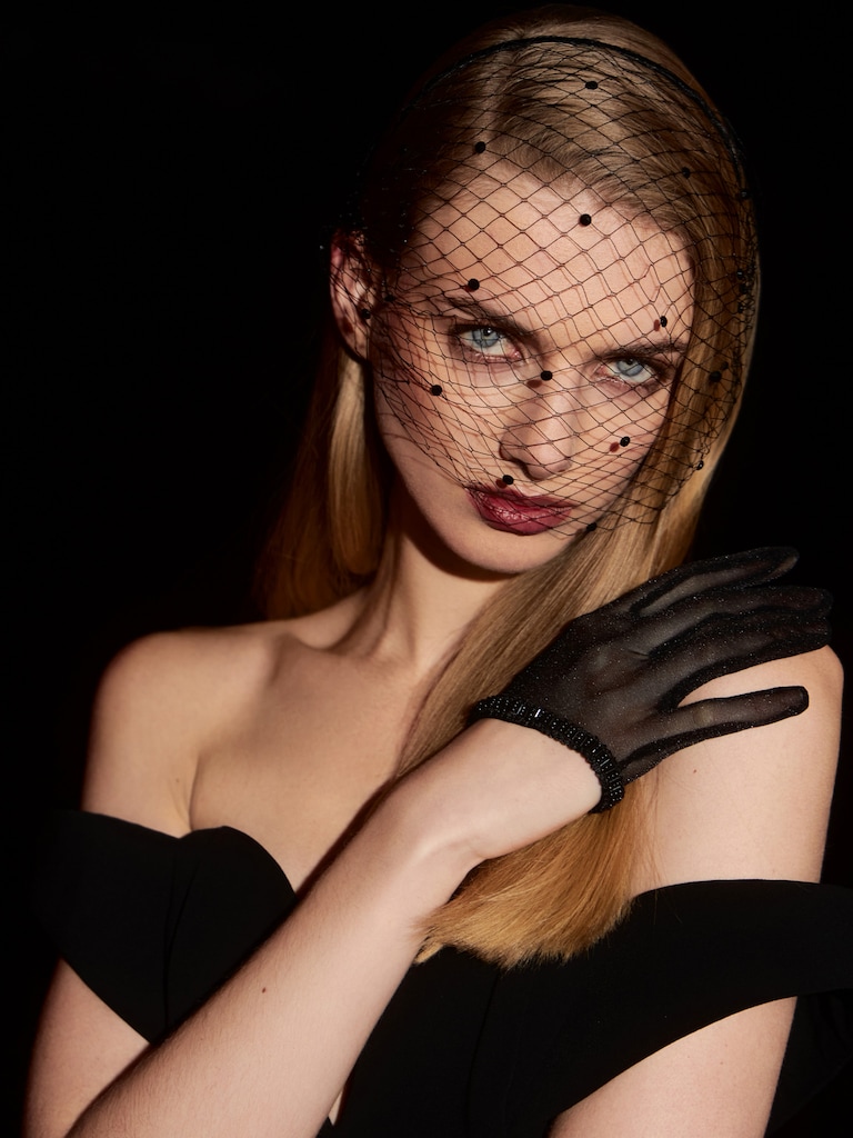 Gants courts en tissu brillant avec décoration perlée