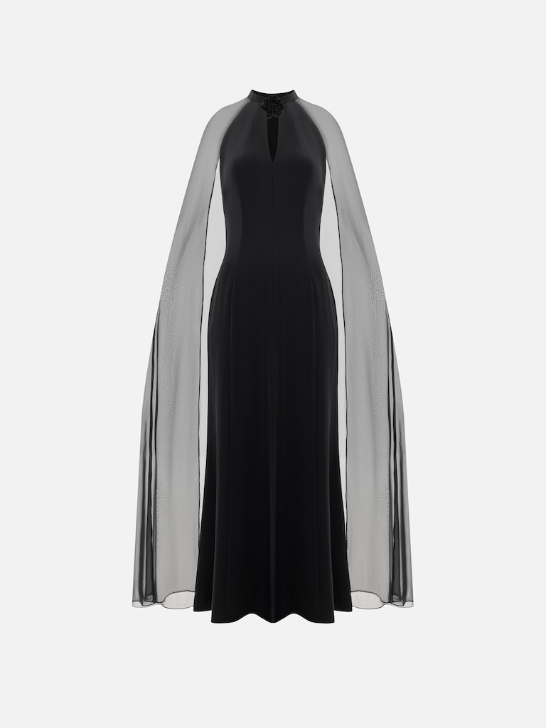 Robe longue avec une fleur sur le col et une cape légère