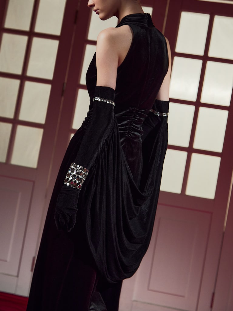 Handschuhe aus Samt mit Kristallverzierung und Drapierung