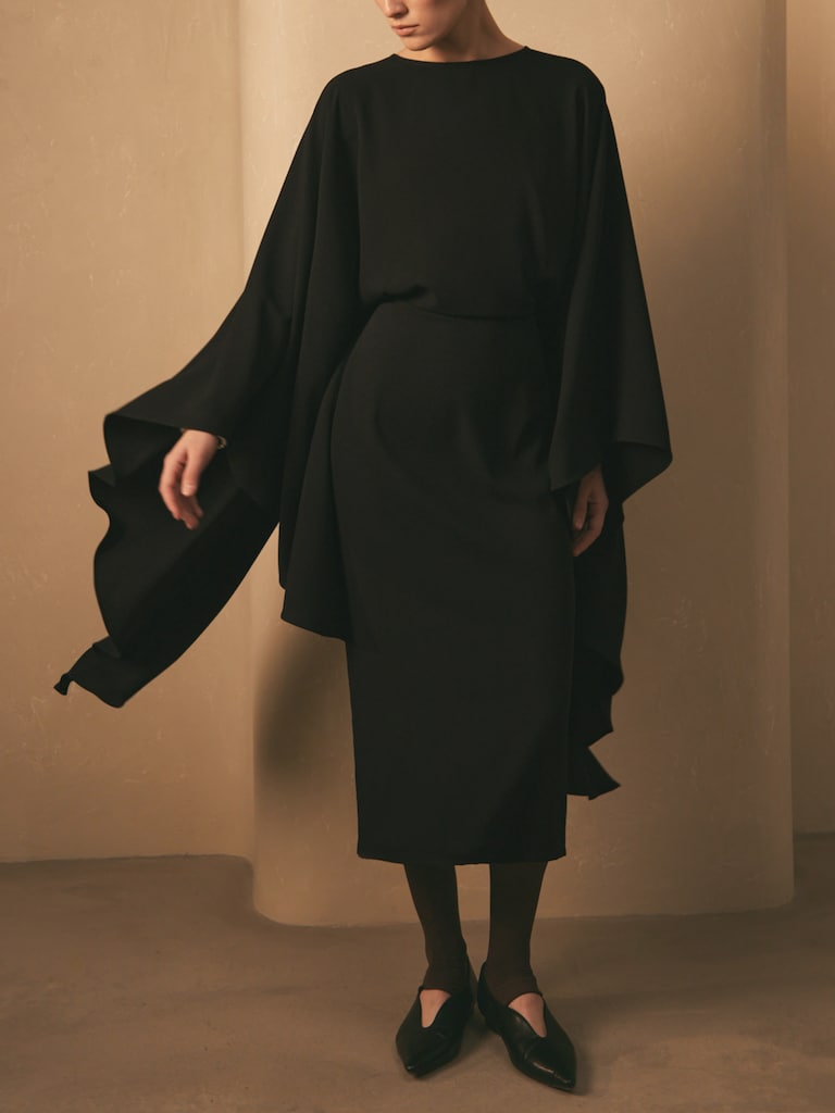 Платье миди с длинным шлейфом и открытой спиной