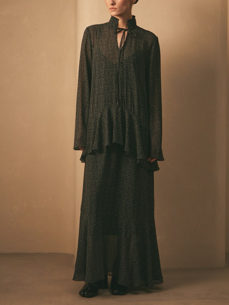 Легкое платье макси с завязками на воротнике