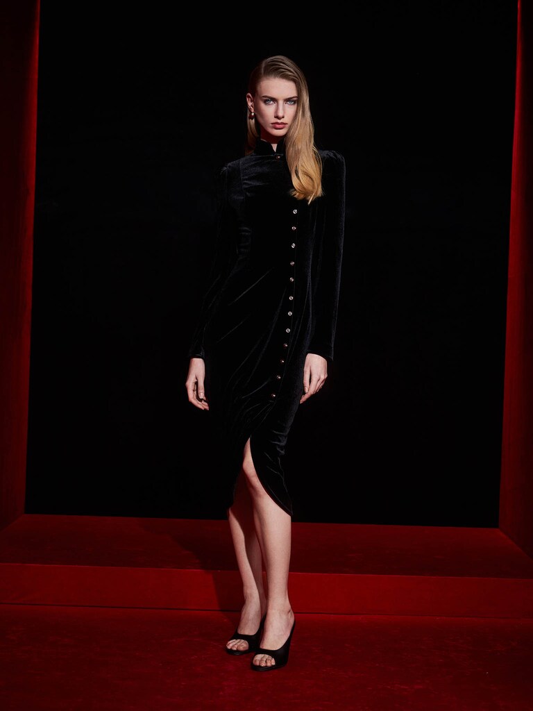 Бархатное платье миди с асимметричной застежкой