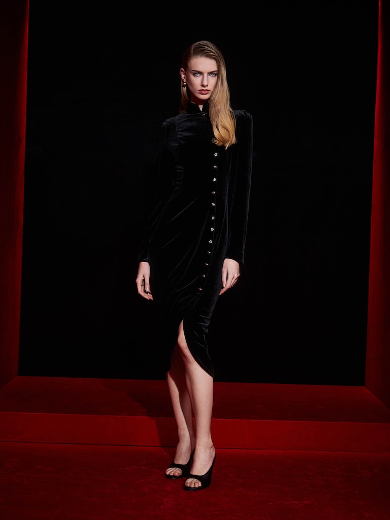 Бархатное платье миди с асимметричной застежкой