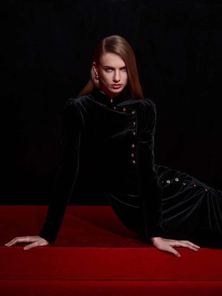 Бархатное платье миди с асимметричной застежкой