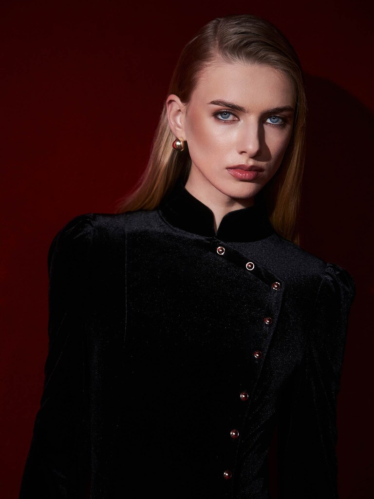 Бархатное платье миди с асимметричной застежкой