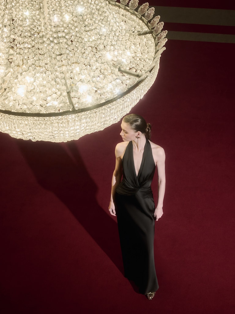 Maxikleid aus Satin mit drapiertem Oberteil