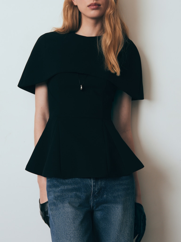 Приталенный топ с кейпом и баской