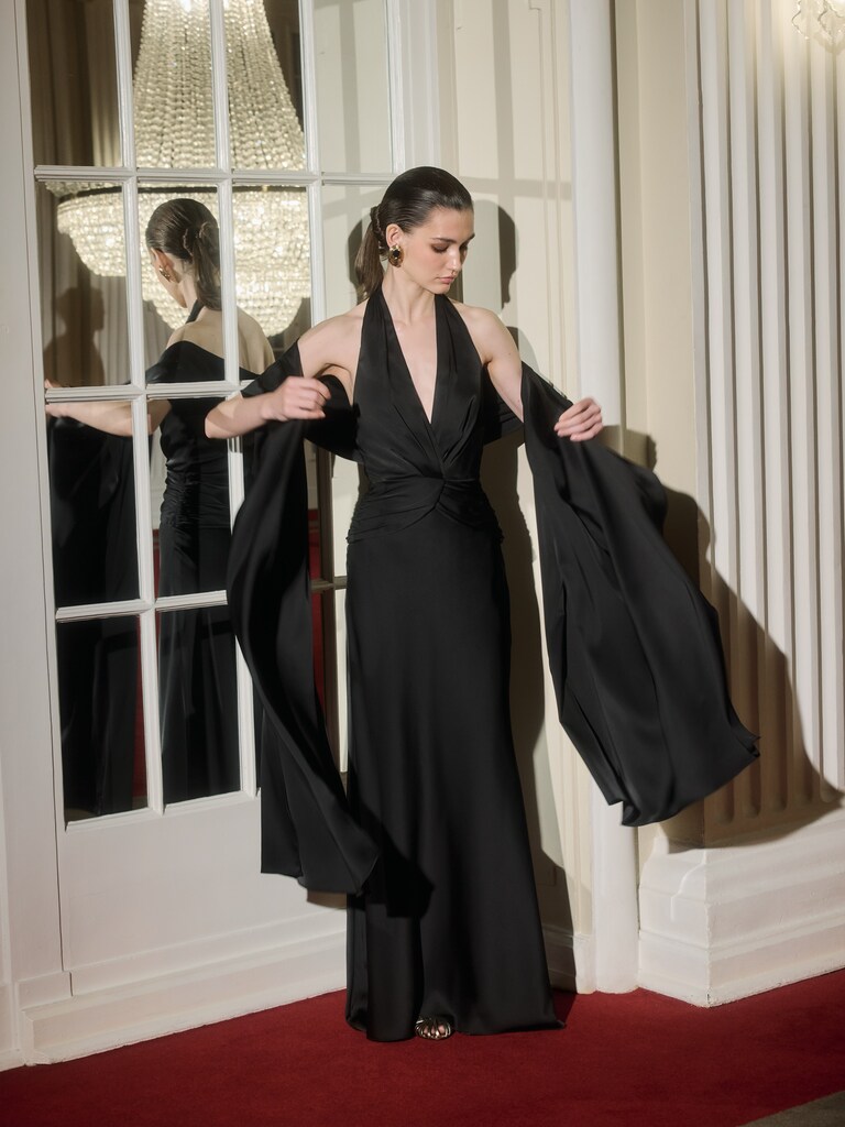 عباءة طويلة من الساتان