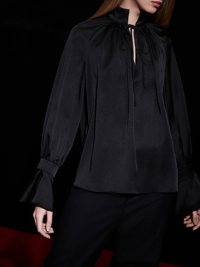 Объемная блуза из сатина с завязками на воротнике