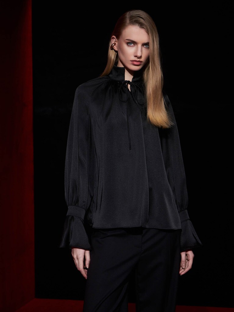 Voluminöse Bluse aus Satin mit Bändern am Kragen