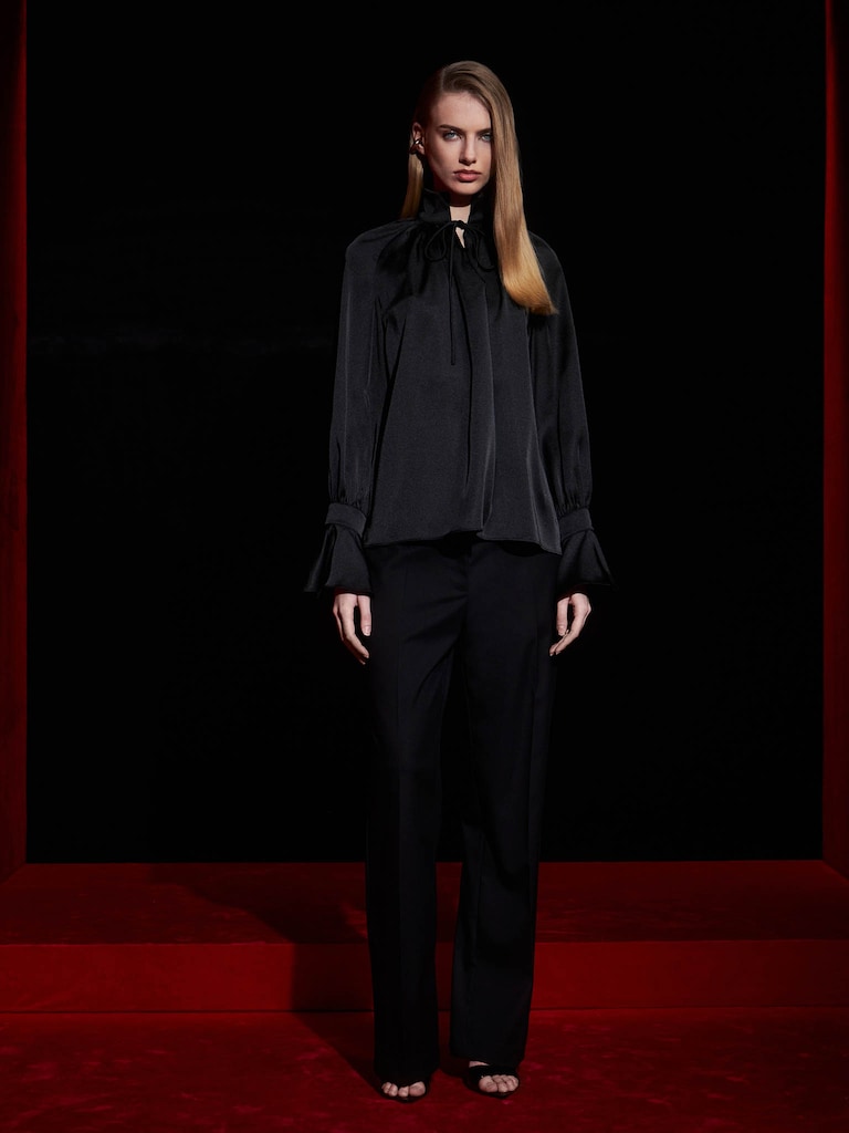 Voluminous satin blouse with ties at the collar