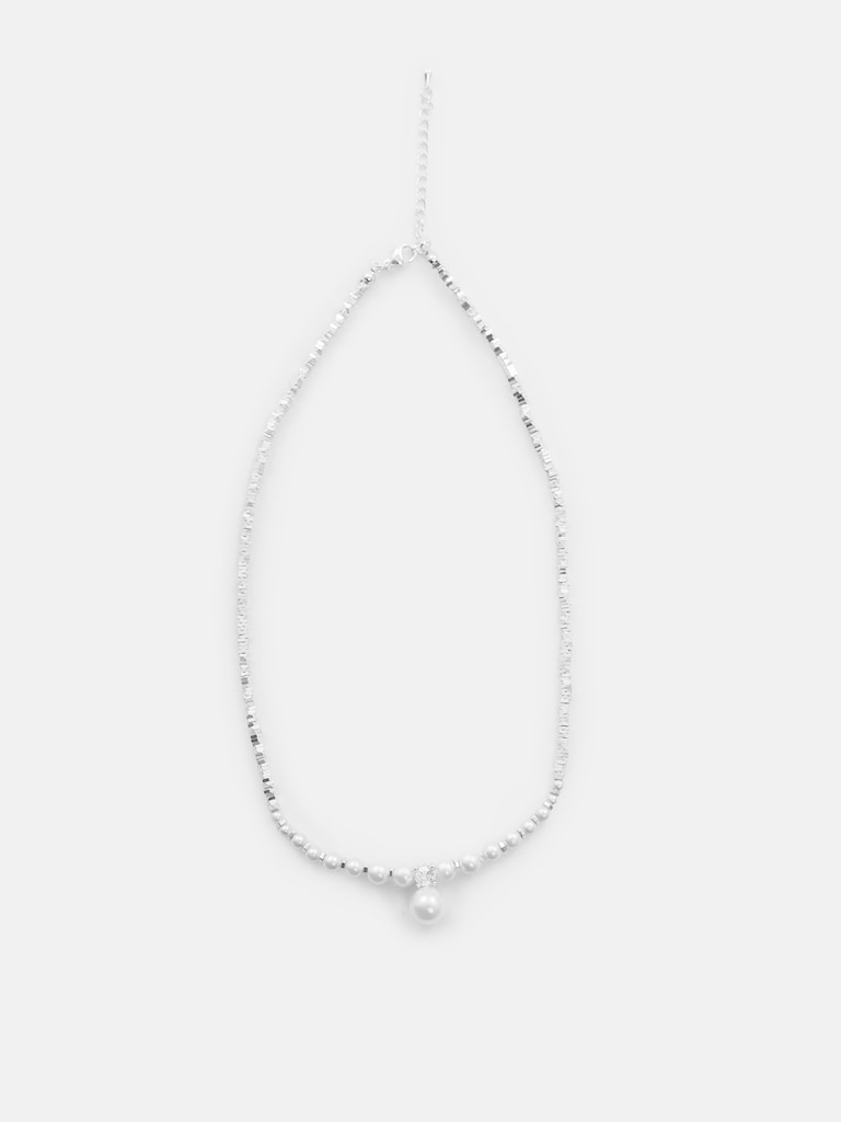 Колье из серебристых блоков с жемчужным декором