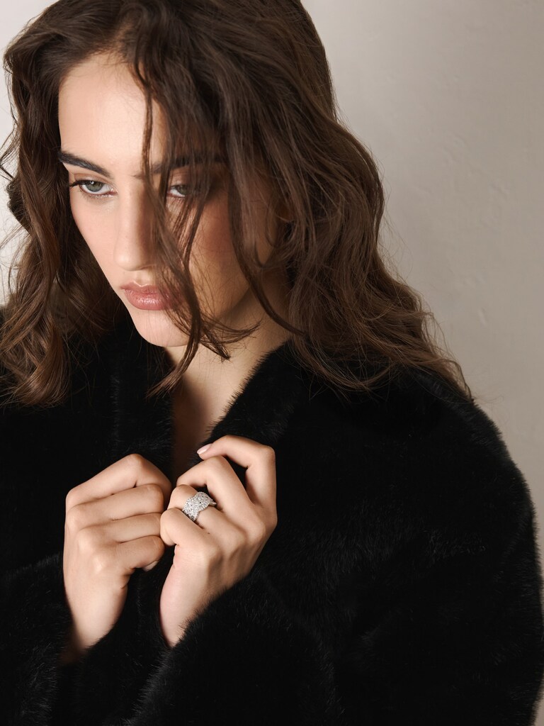 Кольцо с плетением и декором в виде кристаллов