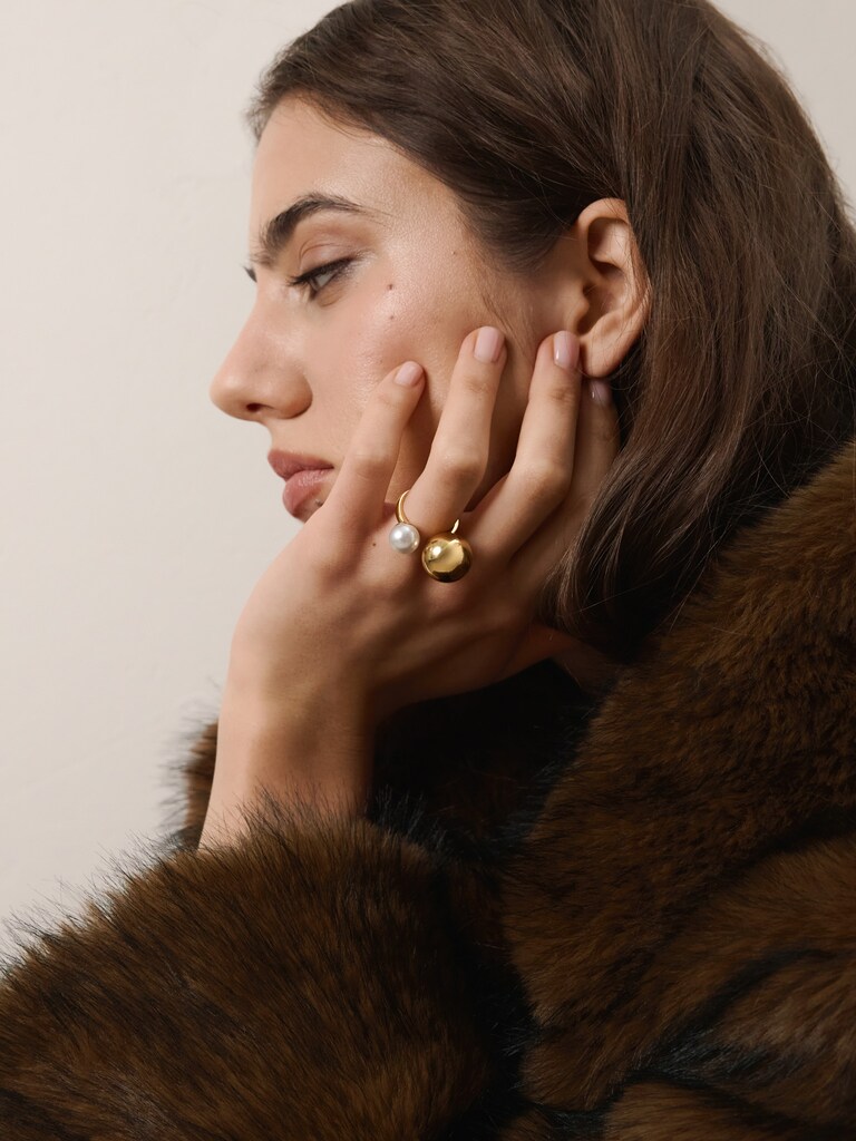 Асимметричное золотистое кольцо с жемчужиной