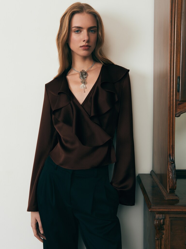 Блуза на запах из сатина с воланами на воротнике