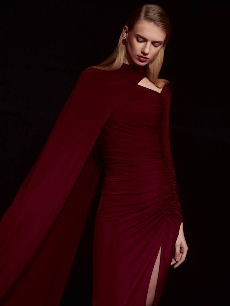 فستان ماكسي من الجيرسي مع عباءة بكتف واحد