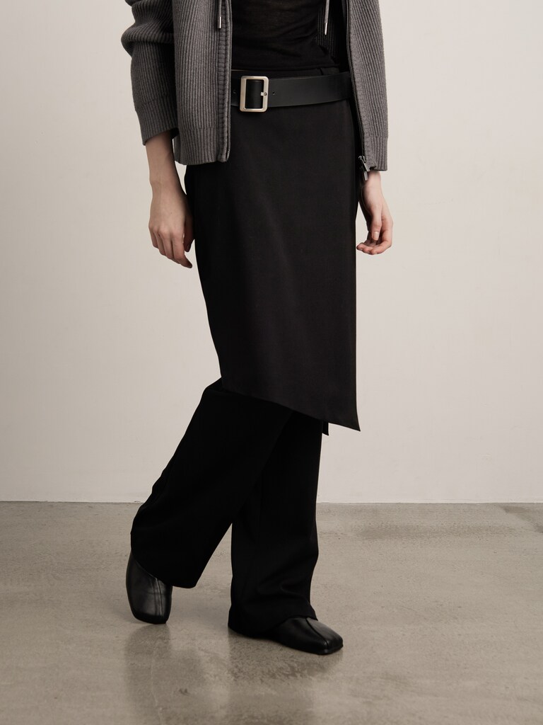 Свободные костюмные брюки с драпировкой на бедрах